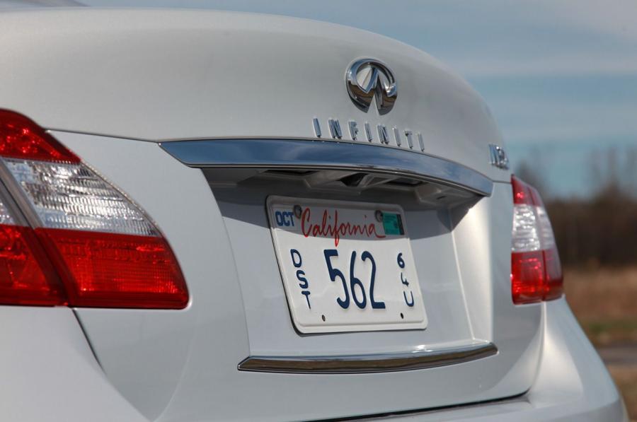  Infiniti M35h 2012 года  (фото 35 из 44)